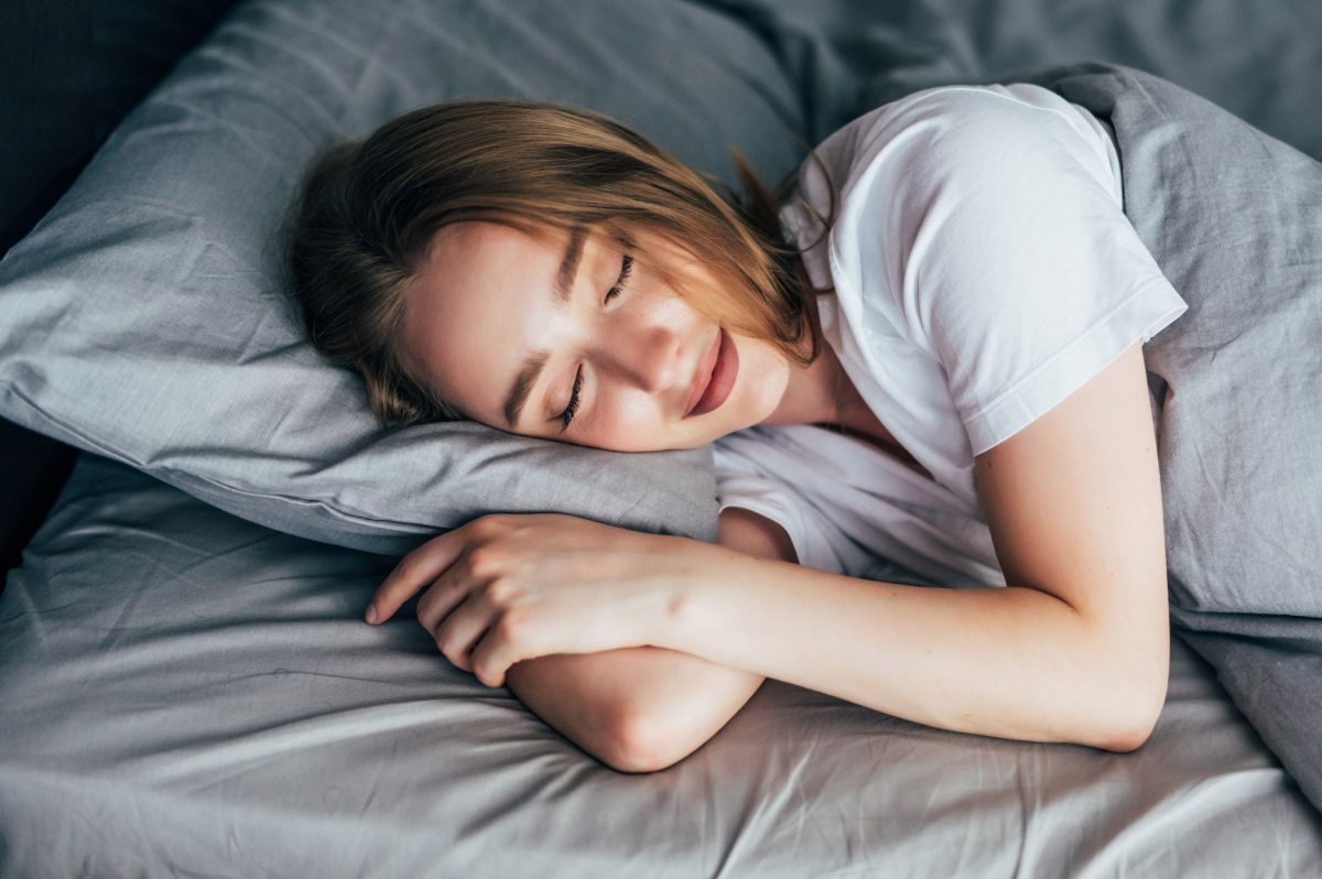 Seorang wanita sedang tidur. 